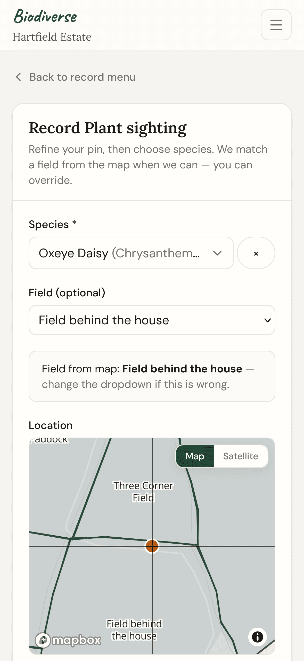 Recording a plant sighting on a phone: choosing the species and confirming the field from the map.